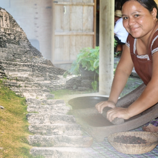 Una imagen compuesta que muestra los escalones de piedra erosionados de las antiguas ruinas mayas y una mujer sonriente moliendo tradicionalmente granos de cacao en el sur