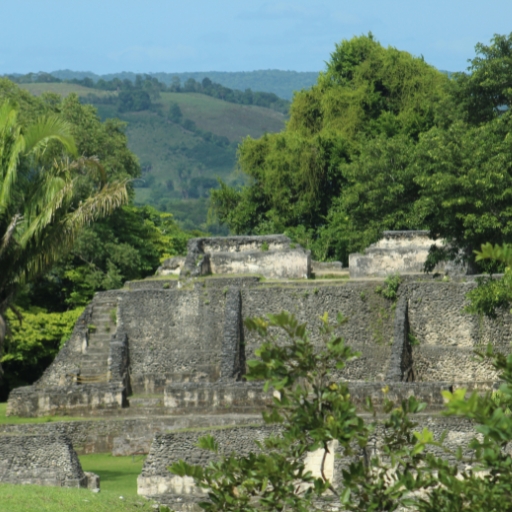 Los antiguos templos de piedra de las ruinas mayas de Xunantunich, un destino destacado en excursiones de senderismo desde el sur de Belice, Hopkins y Placencia.