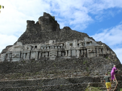 Visitantes subiendo los escalones de piedra del templo "El Castillo" en la antigua ciudad maya de Xunantunich durante una visita guiada desde Placencia y Hopkins.